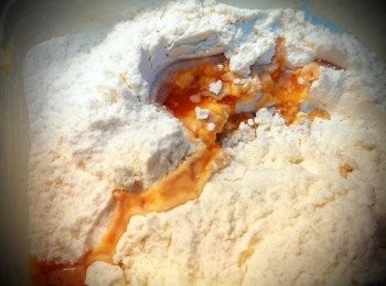 step2: 加入可果美蕃茄鍋及水混合