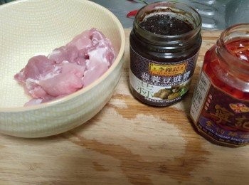 step1: 洗乾淨飛排瀝乾水份，加入所有調味料醃15分鐘。