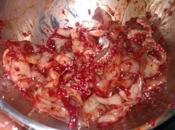 step2: 將軟絲用<span class="group_2">醃料</span>醃漬30分鐘讓其入味