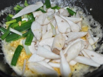 step3: 再將杏鮑菇片及蔥段下鍋