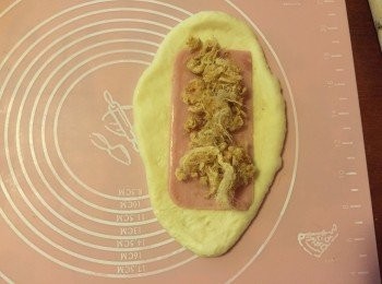 step4: 把麵團碌平至長形, 然後反轉底部, 加入半塊火腿片, 加入適量肉鬆