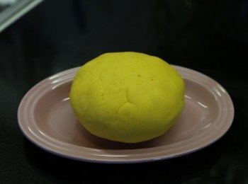 step4: 用手壓成餅 (未吃就放入冰格，煎前再回溫)