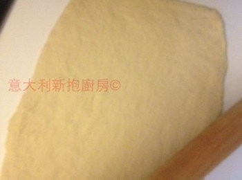 step2: 用高筋粉，酵母，鹽，糖，橄欖油，水，做出簡單基本麵包麵團。
或Pizza麵團，第一次發酵後，做以下步驟：
把麵團碌成長方型。