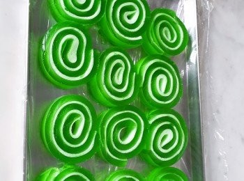 step6: 之後用牙線 ..或..魚絲..OR..縫紉線都得(記得洗洗)...交叉切開....