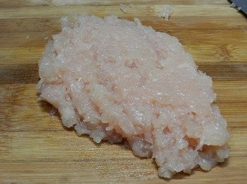 step1: 取出清雞肉，用刀子剁碎