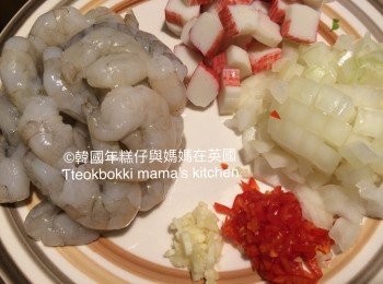 step2: 把蟹柳、洋蔥切粒、紅辣椒切碎、蒜粒切成蓉、鮮蝦去腸備用。