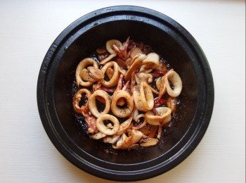step4: 加入米酒煮至酒精揮發,再倒入所有調味料一起翻炒至醬汁收乾(變濃稠狀)。
