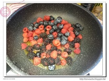step2: 加入雜莓, 檸檬汁及鹽。