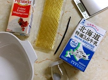 step2: 牛奶、whipping cream 、白沙糖加入一個鍋中用小火慢慢加熱（不要煮滾），一邊攪拌直至白沙糖完全溶化。