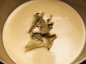 step4: 接著加入高湯煮滾後加入檸檬葉、糖和魚露調味。