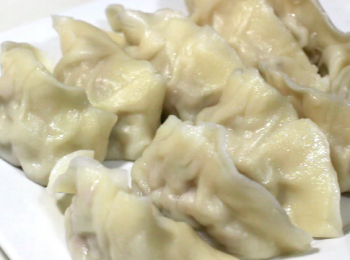 step21: 手桿水餃迷人之處, 是食用時的口感, 彈牙、爽口。
內裡的瓠瓜, 汁多又清甜; 絞肉嫩滑。
跟小孩一起玩玩吧。