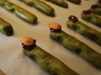 step8: 於“指尖”塗上一點蔓越莓果醬，壓進一顆杏仁