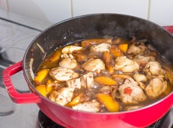 step8: 之後下鹽及黑椒碎，還有已煎過的雞肉拌勻，煮至滾起後蓋住，轉到中火煮約 4 分鐘