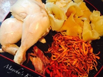 step3: 蟲草花用凍水浸約10分鐘至軟，撈起。杞子及金華火腿沖水洗淨。