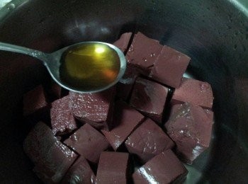 step2: 豬血洗淨後切塊 , 再加入玫瑰露酒和紹興酒拌勻靜置1小時