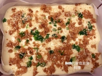 step5: 將4倒入舖上烤盤紙的長方形烤盤中，上面撒上肉鬆、蔥花、白芝麻，表面包上錫箔紙（避免肉鬆烤焦），入烤箱以180度烤25-30分鐘