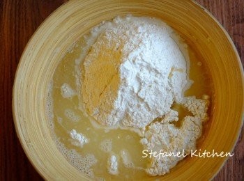 step1: 除了芝士外，把所有材料放入大碗入，用搓麵包手法搓揉成麵團