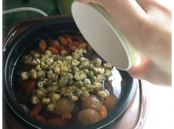 step2: 胎菊用熱水沖淨，備用。40分鐘過後，首先試味，如不夠甜可加一點冰糖。再將胎菊加進小飯煲內，用基本模式多煮3分鐘，便完成。