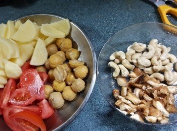 step2: 預備好所有材料:冬菇頭浸軟剪成條，薯仔及蕃茄切件及片