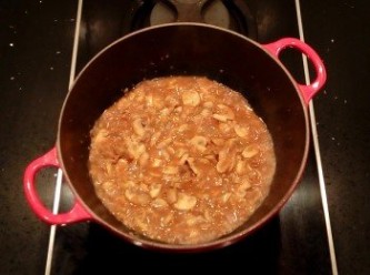 step12: 倒入浸泡過牛肝蕈菇的水(水底可能會有泥沙等雜質不要全部倒入),雞高湯也同時加入一起熬煮,煮約4-5分鐘左右,讓湯汁變濃郁一些。