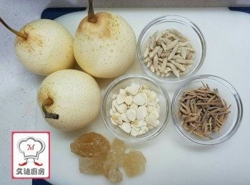 step1: 雪梨切件去芯 ．
太子參、麥冬、南北杏，洗淨略浸．
水滾煲一小時．