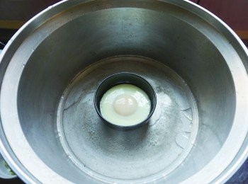 step3: 溏心蛋作法─並蓋上鍋蓋煮3 ～ 5 分鐘，過程中可打開鍋蓋觀察蛋的熟度，如 果已經熟了就可取出。