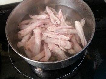 step1: 急凍鴨舌解凍洗淨後,用滾水出水約1分鐘