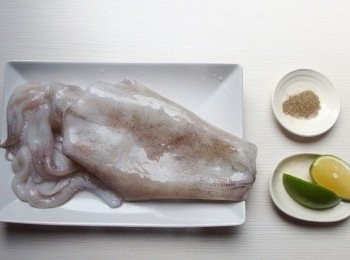 step1: 新鮮的透抽或中捲去除內臟後,不需去除透抽的外皮(這是海鮮美味的關鍵)，直接清洗乾淨用廚房餐巾紙擦拭乾淨,劃開一刀成整片狀即可。