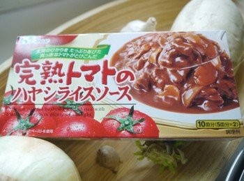 step4: ☞加入燴飯塊，大概盒裝的ㄧ半可以做四人份。