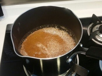 step2: 先將500g麥芽糖放入單柄鍋中，再加100g砂糖及130g水用中小火加熱煮滾後轉小火繼續煮至128-132度