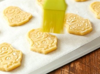 step11: 把曲奇放到己鋪上牛油紙的烤盤上，用掃子輕輕掃走曲奇上多餘的麵粉。