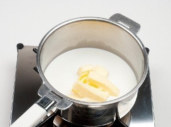 step2: 將無鹽奶油、牛奶、砂糖、鹽放入鍋中煮滾。
