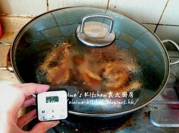 step5: 用中火煮滾後蓋上蓋轉慢火炆45分鐘