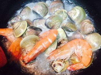 step5: 加入味醂和清酒，煮至滾起讓酒精蒸發。然後加入雞湯，加蓋煮約5分鐘至沙白蜆開口。