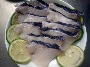 step4: 將海鱺魚片退冰後稍微清洗後擺盤