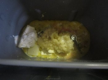 step1: 先將低筋麵粉和泡打粉 混合過篩。