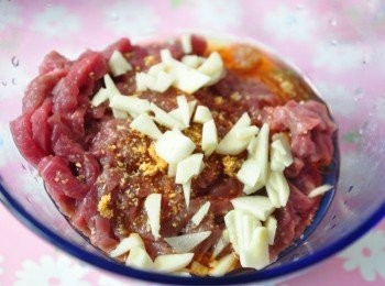 step2: 將牛肉絲以<span class="group_2">醃料</span>先均勻抓捏醃漬