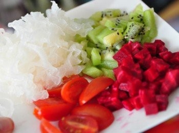step1: 準備<span class="group_1">食材</span>:銀耳稍沖洗一朵切成一小小朵、奇異果與甜菜切成細丁、蕃茄對切即可
