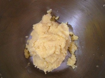 step2: 把麵粉和鹽過篩兩次，並倒入打好的牛油里，切拌均勻成麵團。
3..  把麵團放入保鮮袋中按壓成一個扁圓，並放入冰箱雪1小時。