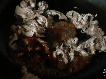 step2: 鍋子加入一匙油燒熱 , 把牛肉片加入拌炒至8分熟 , 再倒入薑香蒜泥照燒醬炒至牛肉入味