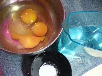 step1: 先將雞蛋加半茶匙鹽及水用打蛋器打勻