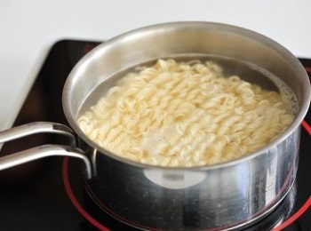 step7: 在一個小鍋內煮熟即食麵