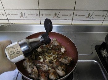 step4: 煎至外表棕色，加入<span class="group_1">調味料</span>