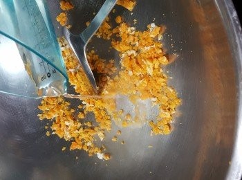 step5: 用約一湯匙油起鑊,落咸蛋碎炒勻,加約20g食用開水將咸蛋黃煮到起泡