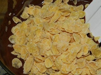 step5: 倒入玉米脆片快速拌勻