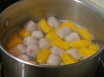 step4: 把水燒沸後下步驟⑶，煮至芋圓浮起後撈起。(如凍食可把芋圓撈起後浸泡冷開水，篩瀝水份拌入其他冰凍糖水內)
