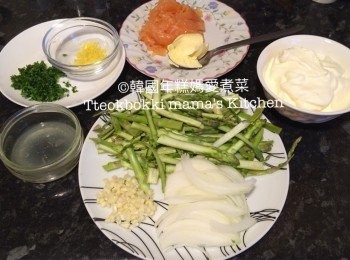 step2: 洋蔥切絲、檸檬皮刨幼絲、榨1/2湯匙檸檬汁、切碎parsley 及準備其他材料。