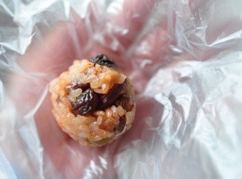 step5: 米飯稍微冷卻後，再取塑膠袋(可塗抹少許橄欖油)。雙手用力拱出一個圓球狀即可