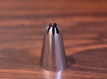 step10: 做這種花樣可以用六角或八角中/大花之唧花咀，我用的是圖中那種
當然可以用不同之唧花咀做出不同花樣，但小心同一盤最好做差不多大小厚薄的，好讓曲奇受火平均一點
而不同大小厚薄之曲奇需要焗的時間有所不同，請小心留意出爐時間