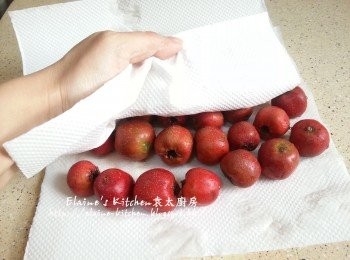 step1: 新鮮山楂放入大碗內洗淨抹乾水份